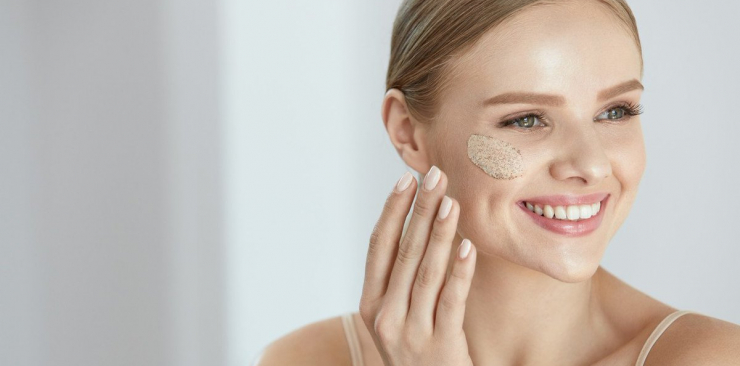 Physical vs chemical exfoliation: peeling and scrubs